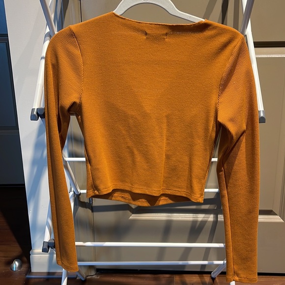 Mustard cinched long sleeve - Picture 2 of 3